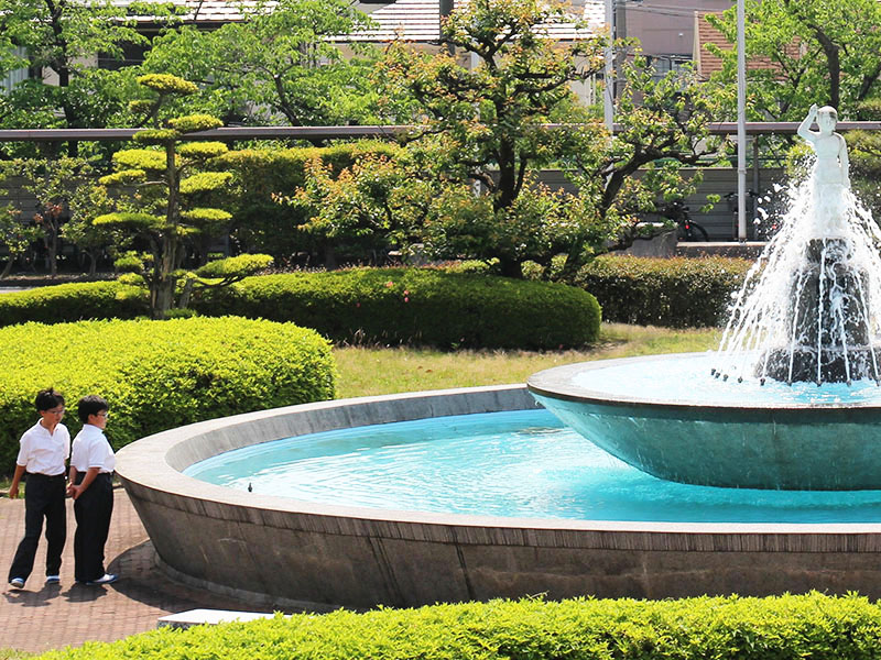 中庭の噴水で生徒が談笑