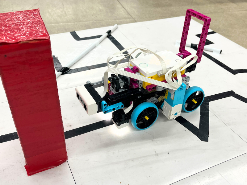 レゴを組み合わせて作られたロボットの写真