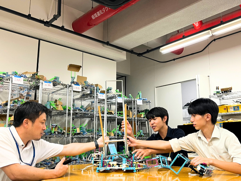 先生がアドバイスしている様子