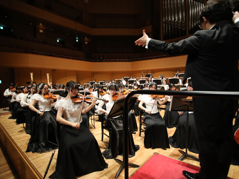 活動の集大成となる定期演奏会に全員が正装で参加する様子